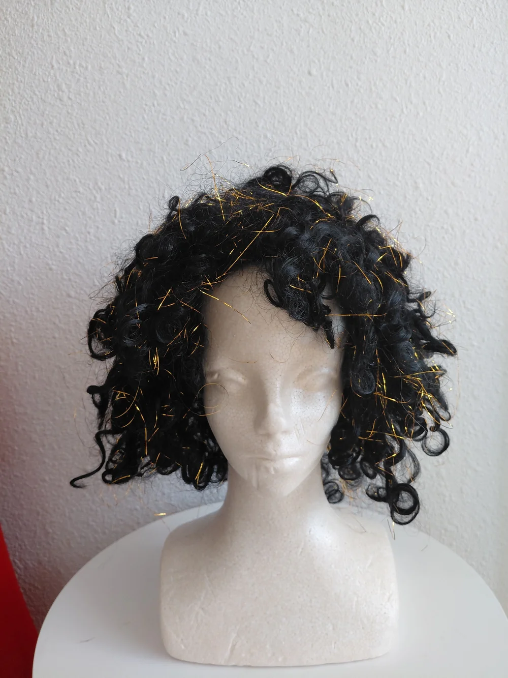 NWOT California Costume Chunky Black Hold Threads Curly Cosplay Wig. Usual laced